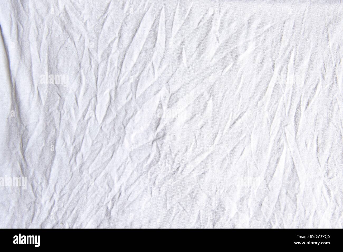 Tissu blanc froissé, arrière-plan ou texture Banque D'Images