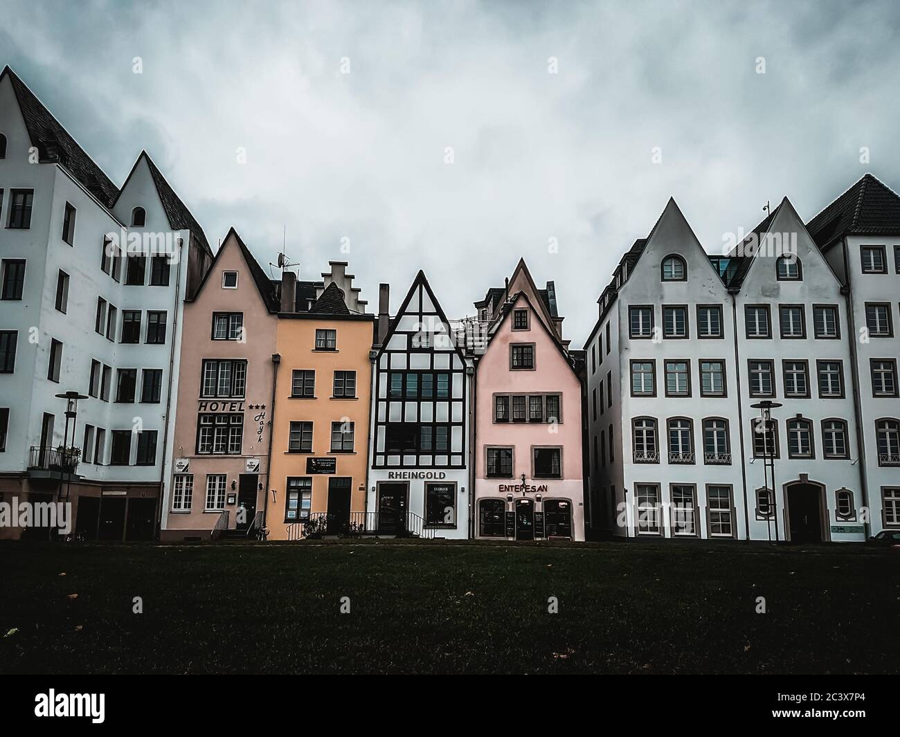 Köln ou Cologne / Allemagne - nouvel an 2018: Une rangée de maisons en pain d'épice colorées dans le centre de la ville européenne de Cologne. Météo froide, gris moody Banque D'Images