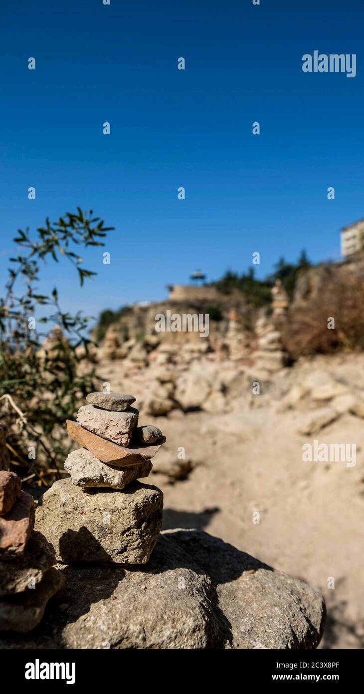 Une pile de pierres empilées à Ronda. Soleil éclatant et ciel bleu en arrière-plan. Endroit paisible avec des pierres d'équilibrage pour la méditation. Banque D'Images
