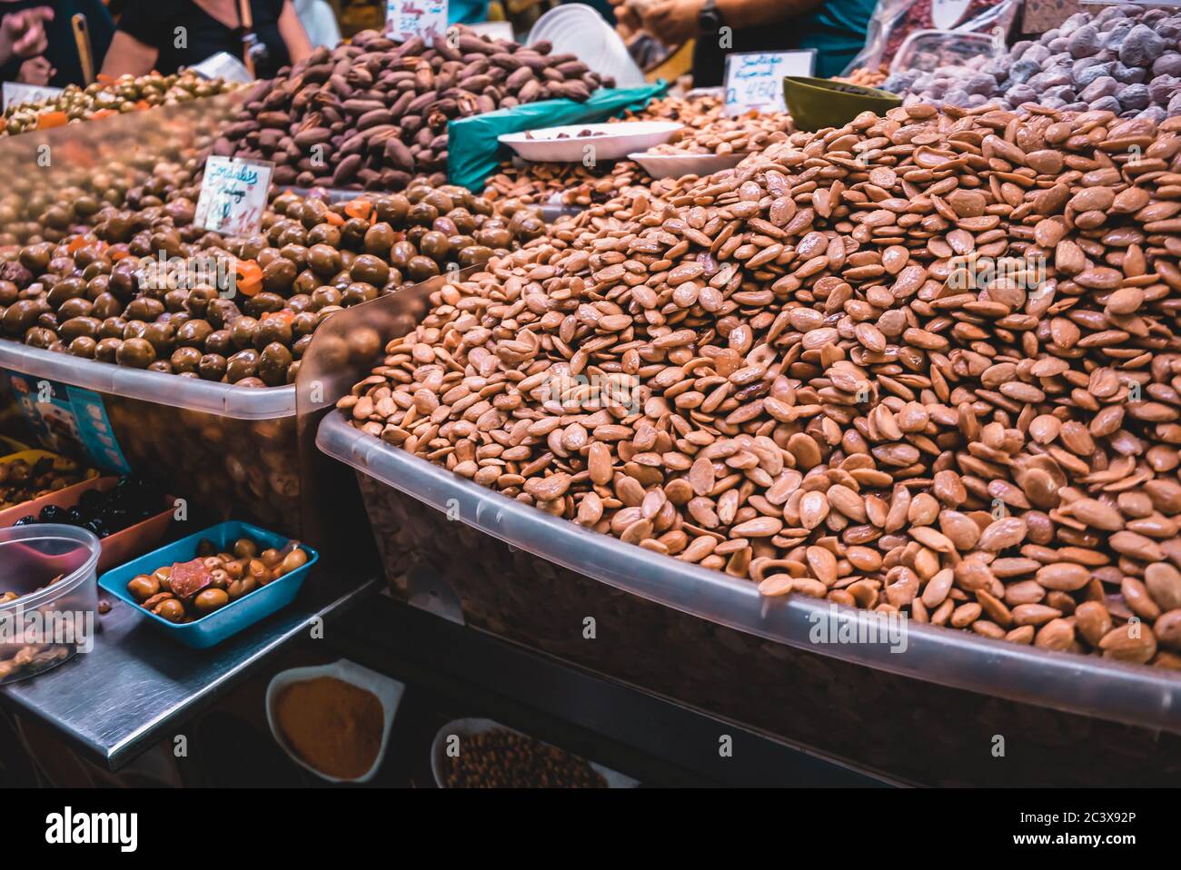 La nourriture locale populaire - noix caramélisées et amande - dans une cabine sur un marché agricole à l'intérieur de Malaga, en Espagne. Un choix et un régal de plats typiquement espagnols Banque D'Images