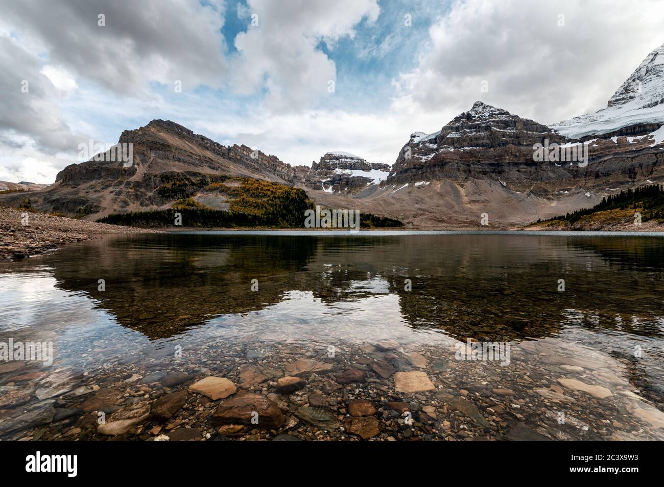 Montagnes Rocheuses avec ciel nuageux bleu reflet sur le lac Magog, parc provincial Assiniboine, Canada Banque D'Images