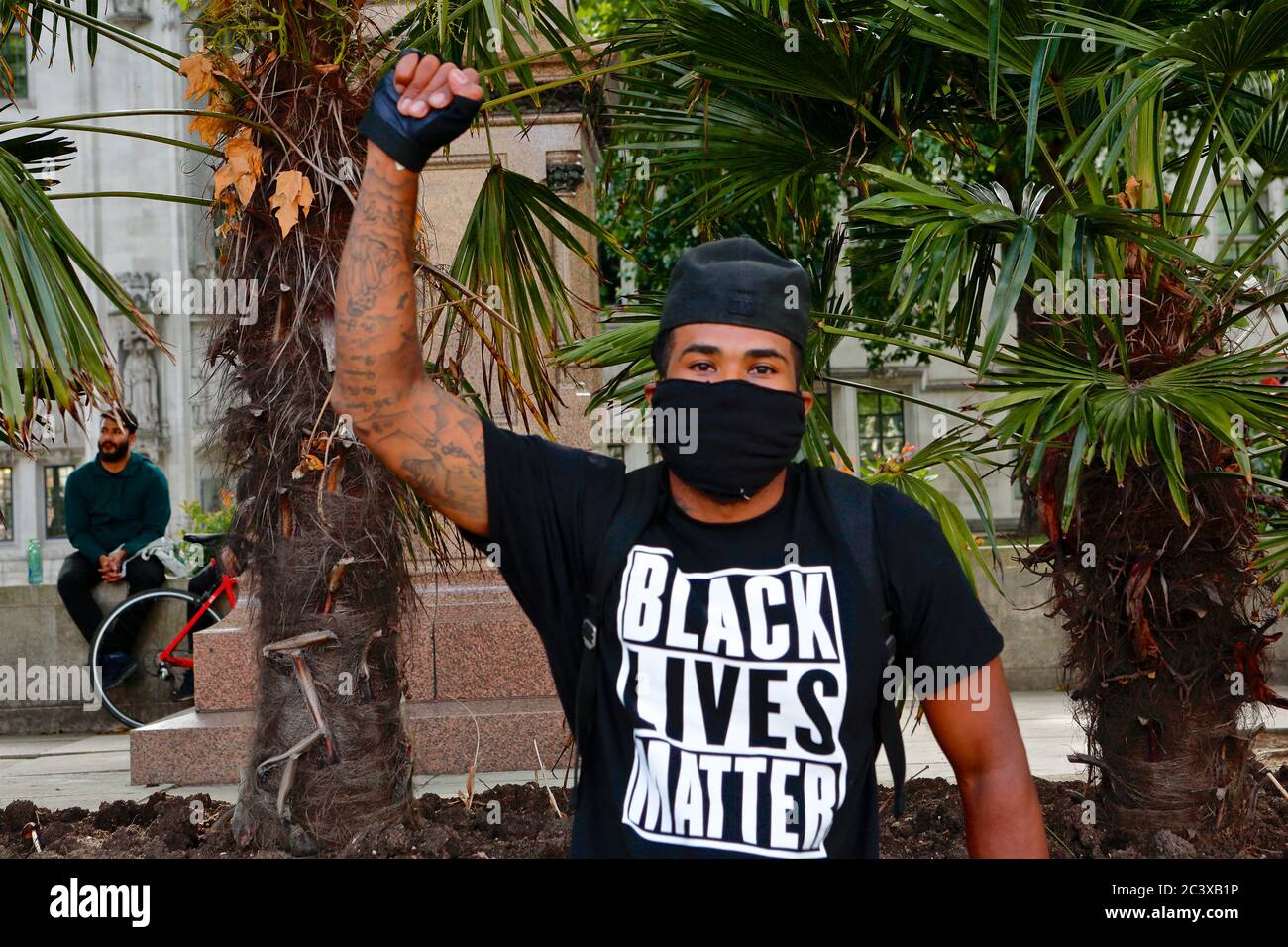 Londres, Angleterre - juin 20 : un homme soulève un bras en solidarité - mouvement politique Black Lives Matter marche sur Londres contre le racisme et le meurtre de Banque D'Images