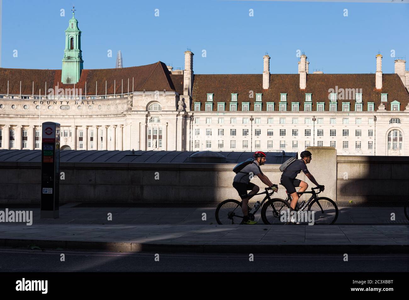 Deux motards se trouvent devant l'aquarium de Londres Banque D'Images