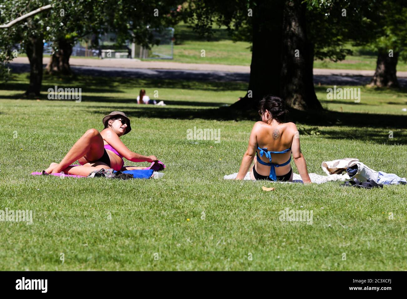 Les baigneurs de soleil apprécient la mini-vague de chaleur à Londres.plus tard cette semaine, les températures à Londres sont sur le point de faire le jour le plus chaud de l'année jusqu'à ce que la mini-vague de chaleur continue. Banque D'Images