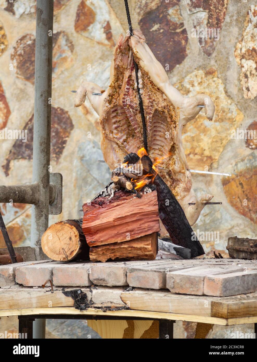 Cuisine de cochon de lait sur un feu de cheminée/barbecue à l'extérieur du restaurant en Espagne. Banque D'Images