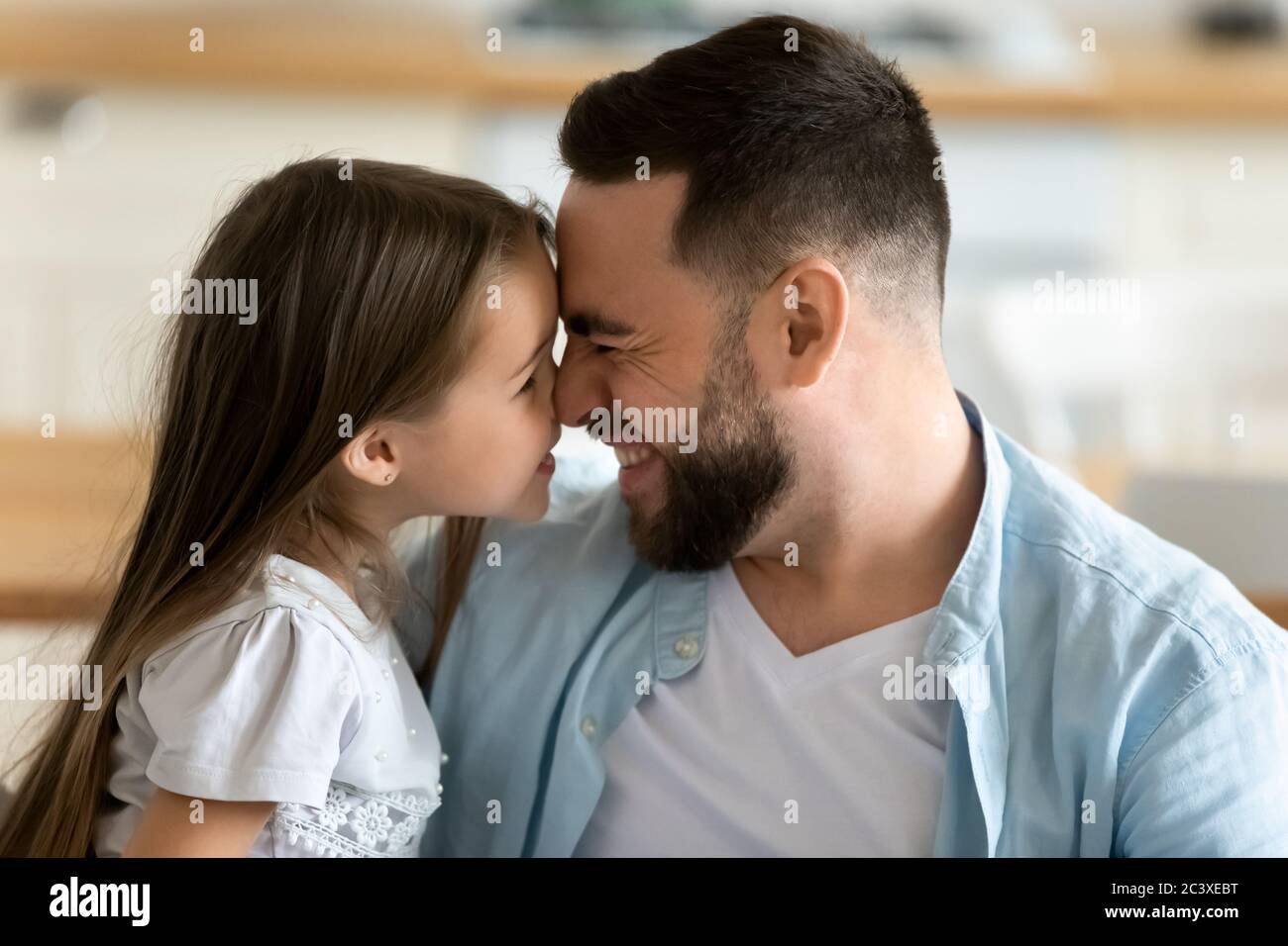 Gros plan jeune beau père heureusement toucher le nez avec la fille. Banque D'Images