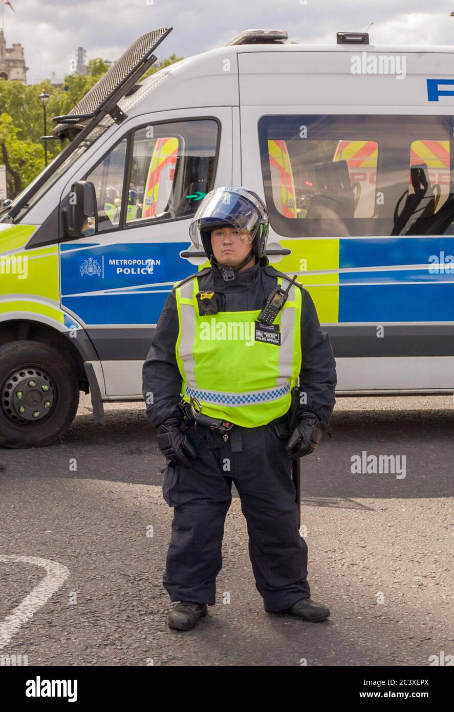Londres Royaume-Uni le 13 juin 2020 a rencontré la police qui se préparait pour les manifestations BLM. Westminster. Crédit : Ian Humphreys Banque D'Images