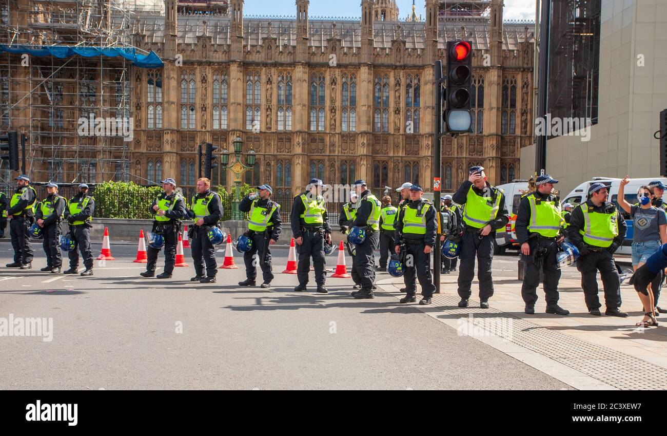 Londres Royaume-Uni le 13 juin 2020 a rencontré la police qui se préparait pour les manifestations BLM. Westminster. Crédit : Ian Humphreys Banque D'Images