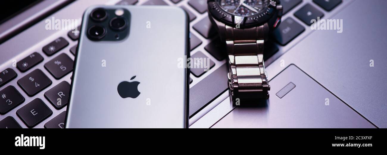 Iphone Apple pro sur clavier d'ordinateur portable Banque D'Images