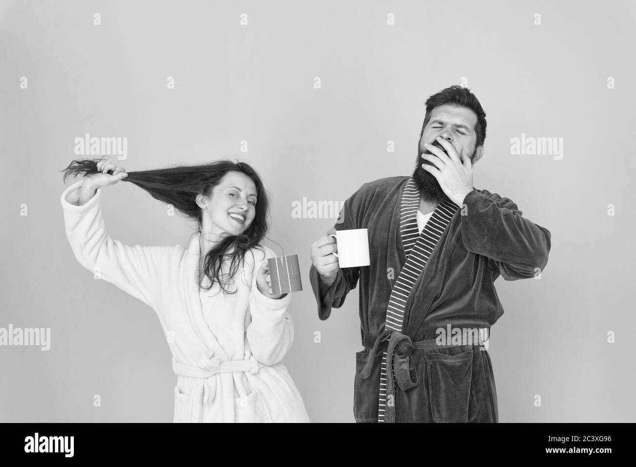 Boisson chaude. Le café est notre tradition. Homme et femme heureux ensemble. Traditions familiales. Couple dans des peignoirs confortables profiter du week-end paresseux. Parfait dimanche matin. Boire du café. Préparer du café à la maison. Banque D'Images