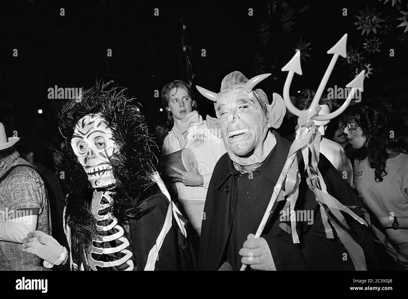 Les participants à la parade d'Halloween de Greenwich Village, New York City, États-Unis, dans les années 1980, ont été photographiés avec un film noir et blanc la nuit. Banque D'Images