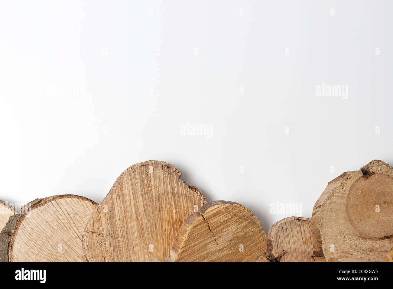 Tranches de fruits coupées grossièrement isolées sur fond blanc. Tranches de bois avec écorce, espace de copie pour le texte Banque D'Images