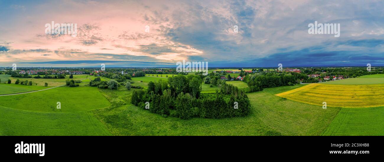 Belle vue panoramique aérienne sur un lever de soleil de campagne avec des champs et des arbres dans le sud de l'allemagne Banque D'Images