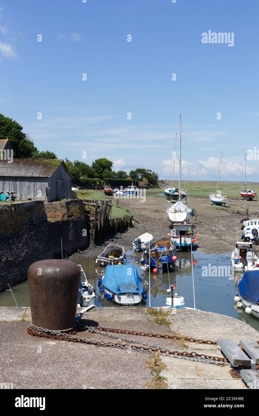 Borne d'amarrage en métal sur le quai de quai de quai en béton, porlock weir Banque D'Images