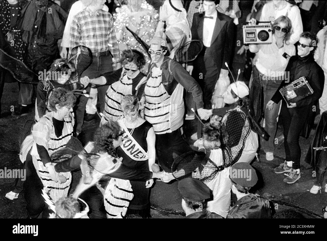 Costume Bees and Honey au Greenwich Village Halloween Parade, New York City, USA dans les années 1980, photographié avec un film noir et blanc la nuit. Banque D'Images