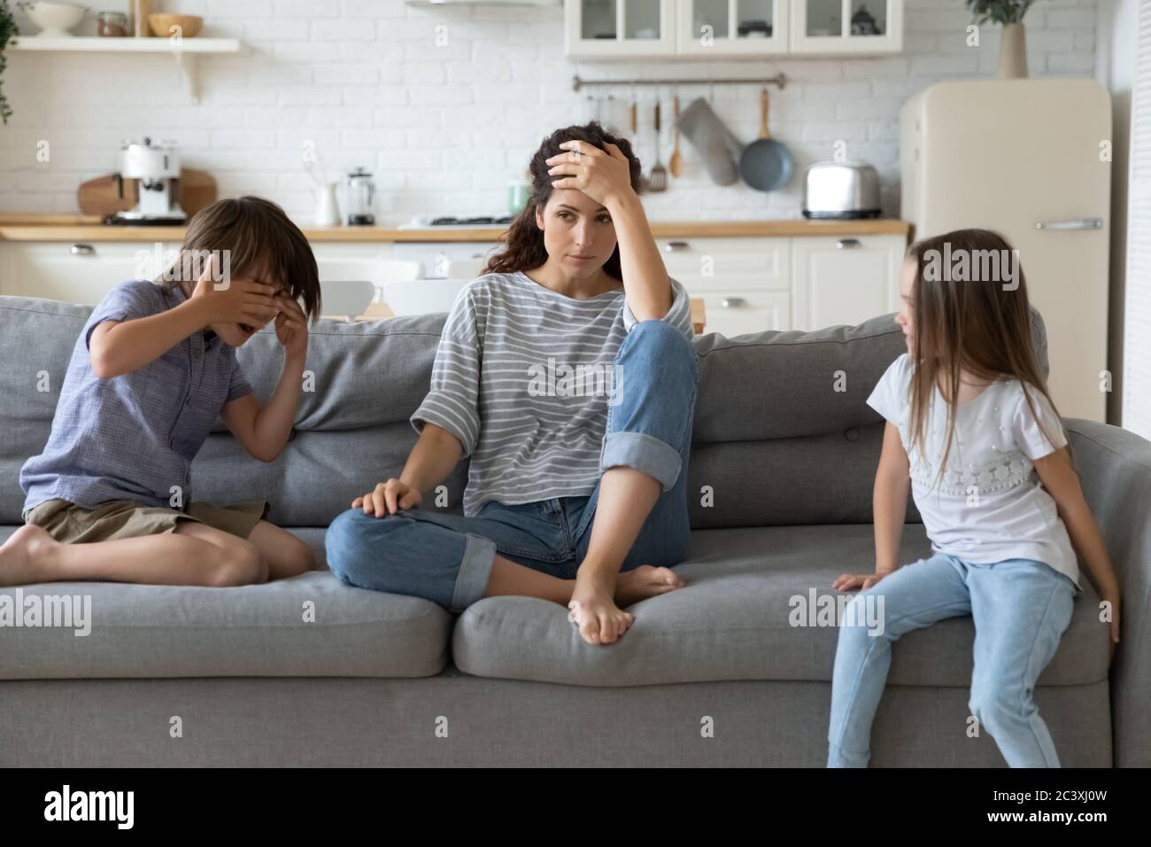 Les enfants hyperactifs sont fatigués et se plaignent de la colère de la mère. Banque D'Images