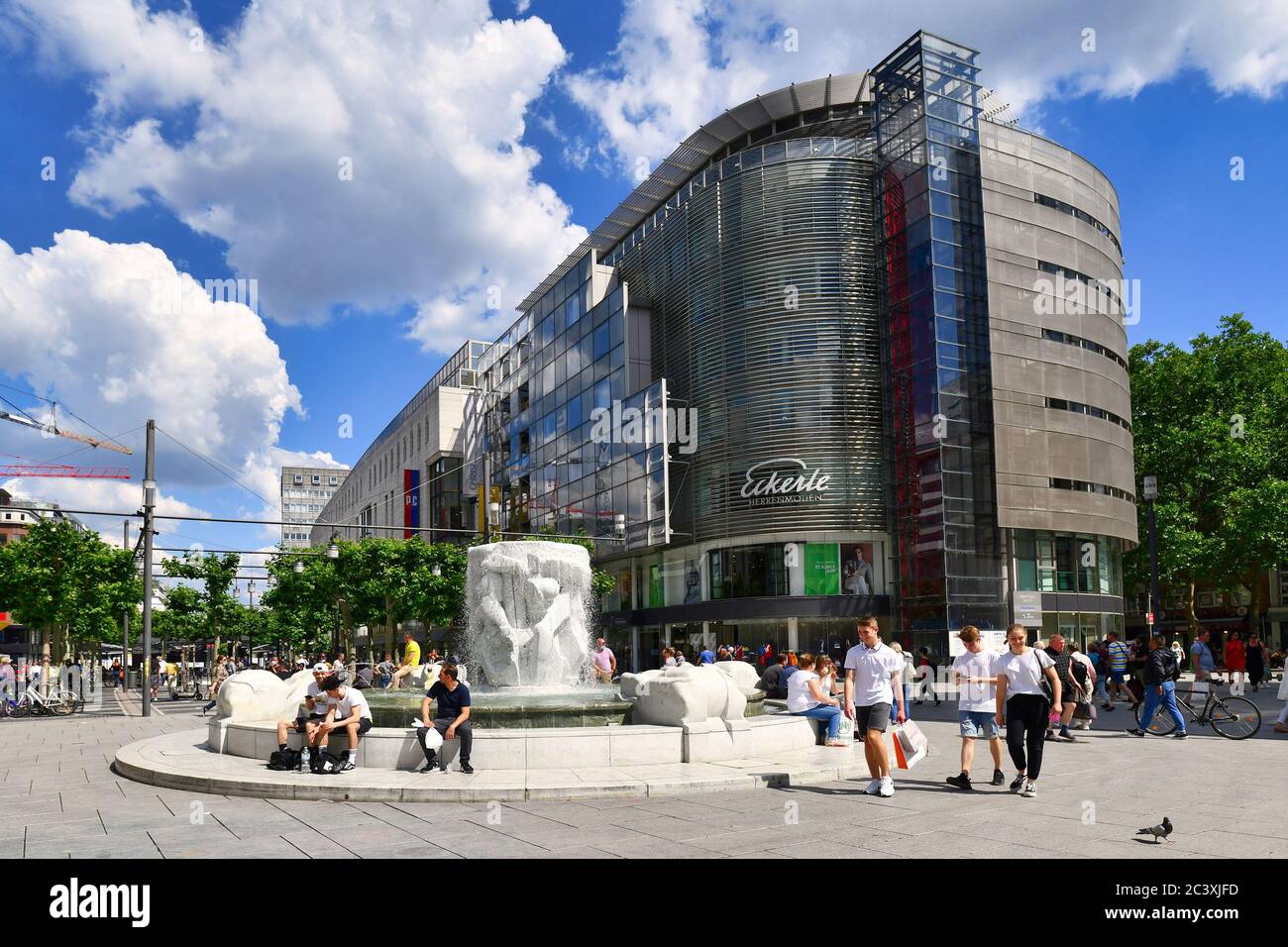 Francfort-sur-le-main, Allemagne - 2020 juin : rue commerçante appelée « Zeil » avec fontaine « Brockhaus », lors d'une journée ensoleillée remplie de personnes dans la ville moderne de Francfort Banque D'Images