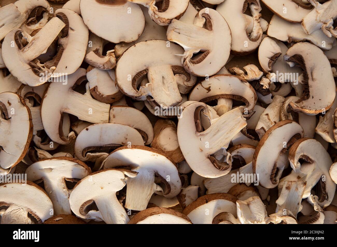 Gros plan sur les champignons coupés et crus Banque D'Images