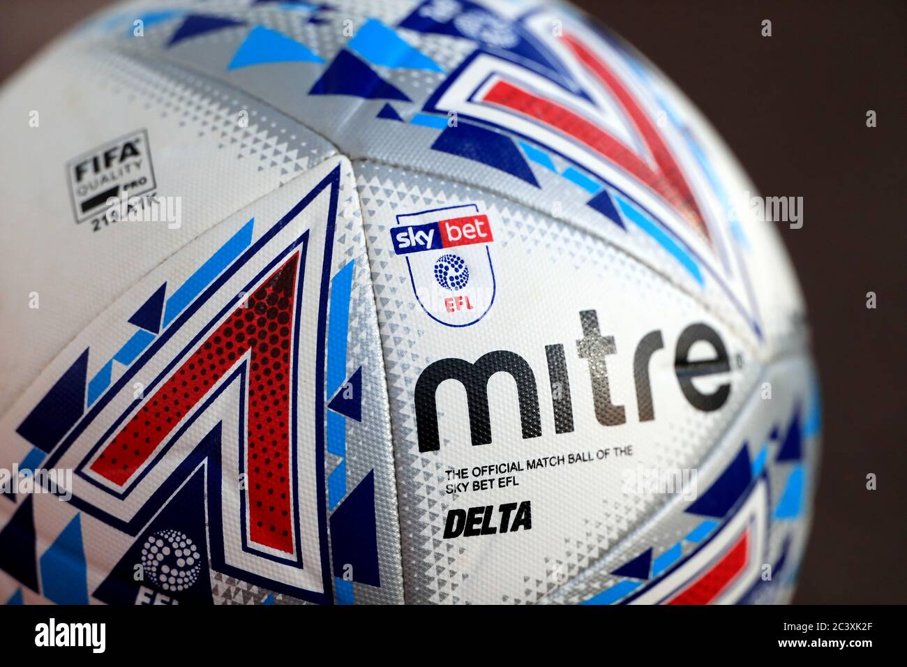 Le matchball delta de l'EFL pendant le match de la Ligue des deux de Sky Bet au stade Jonny-Rocks, Cheltenham. Banque D'Images