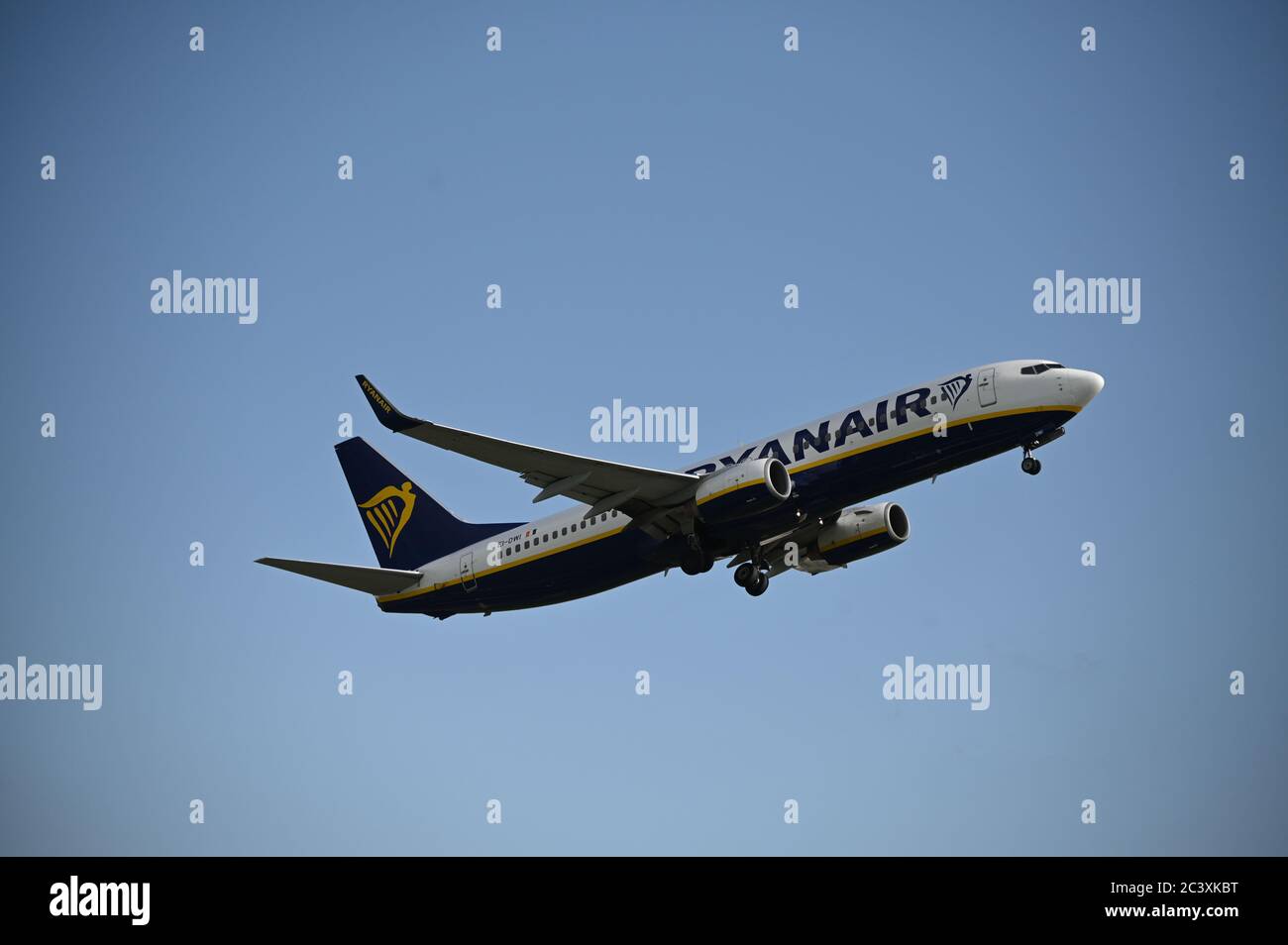Vol Ryanair au départ de l'aéroport East Midlands. Banque D'Images