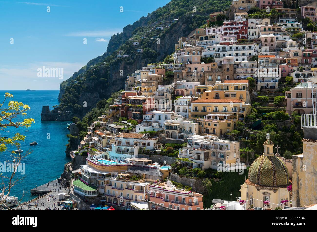Maisons italiennes traditionnelles colorées, rues étroites et escarpées, village de Cliffside, Positano, côte amalfitaine, Italie Banque D'Images