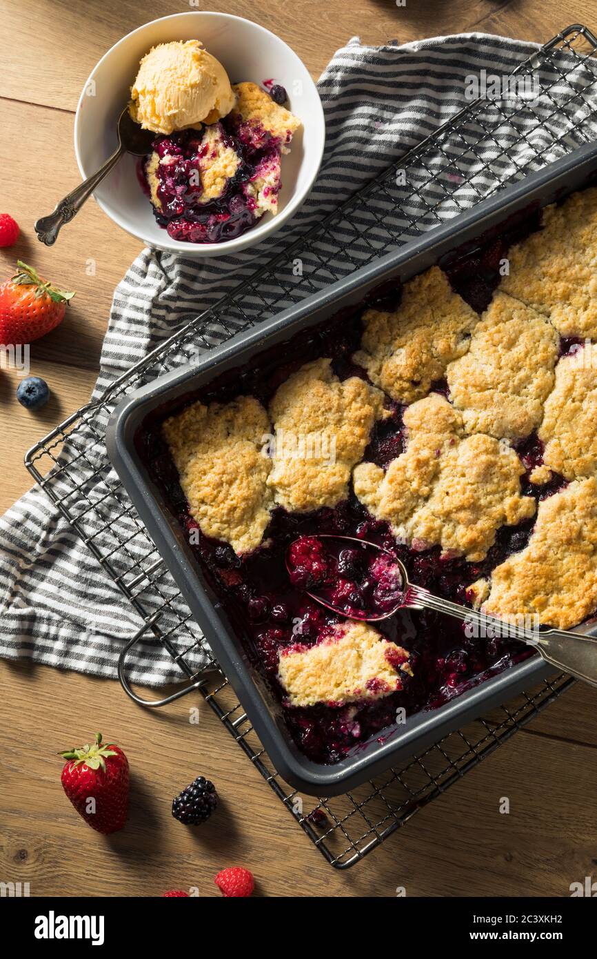 Cobbler aux baies maison avec glace prête à manger Banque D'Images