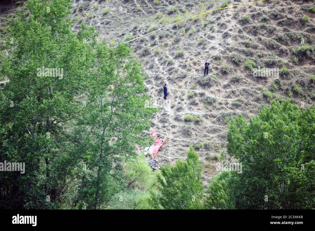 Ankara. 22 juin 2020. La photo prise le 22 juin 2020 montre le lieu d'un accident d'avion d'entraînement à Ankara, Turquie. Un avion d'entraînement s'est écrasé lundi à Ankara, a rapporté l'agence semi-officielle Anadolu. Deux pilotes à bord ont survécu, selon Turkish Aerospace Industries. Crédit: Xinhua/Alay Live News Banque D'Images