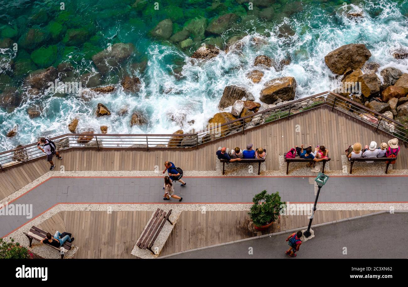 Monterosso al Mare / Italie - Mai 28 2018: Les gens tuent du temps au bord de la mer. Vue de dessus. Banque D'Images