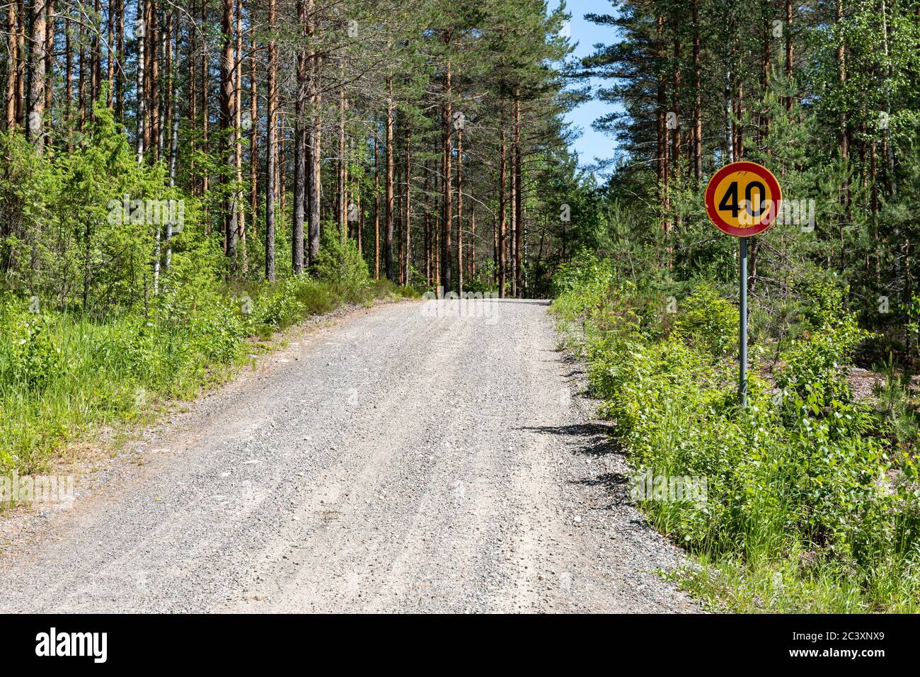 Route de campagne en gravier avec un panneau de limite de vitesse de 40 km/h dans les zones rurales de la Finlande Banque D'Images