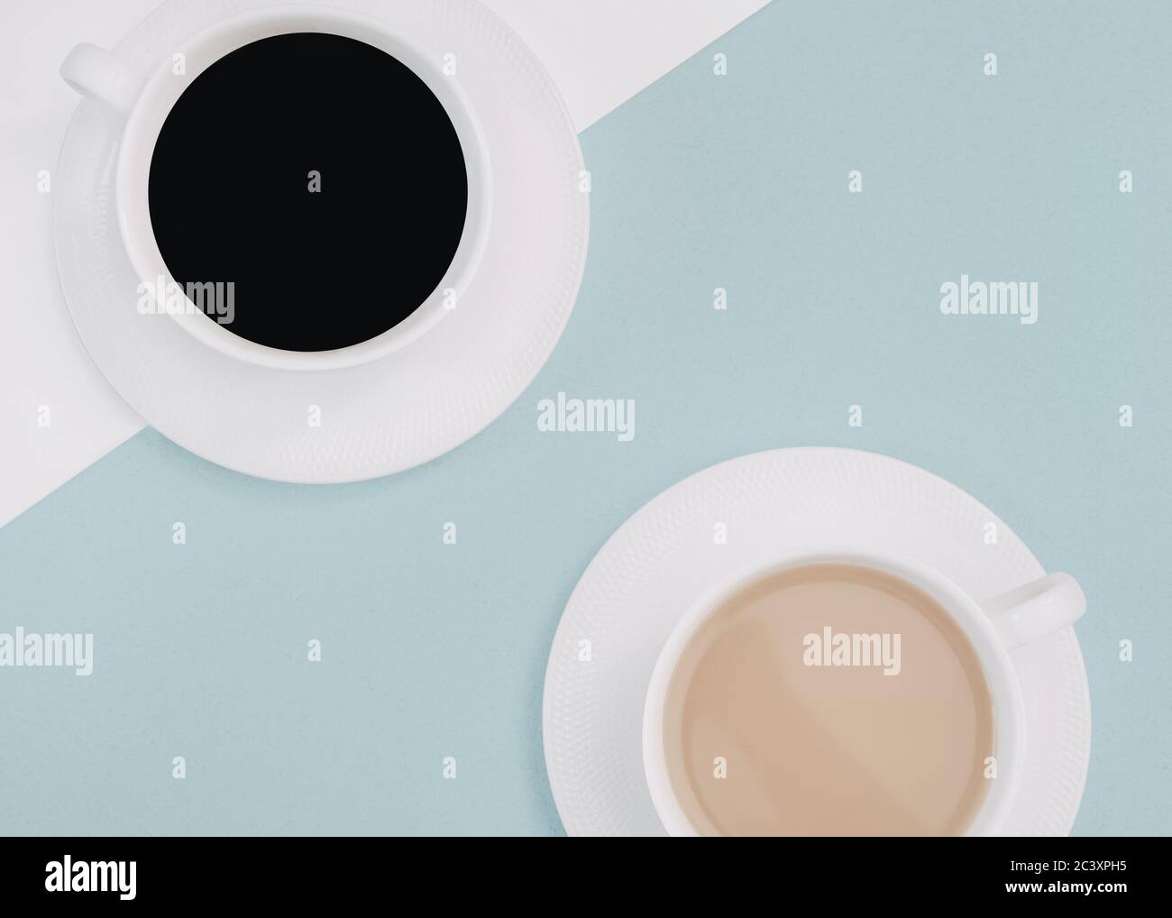 Double café en gros plan deux tasses de café noir et de café au lait sont sur un fond bleu clair photo avec espace de copie Banque D'Images
