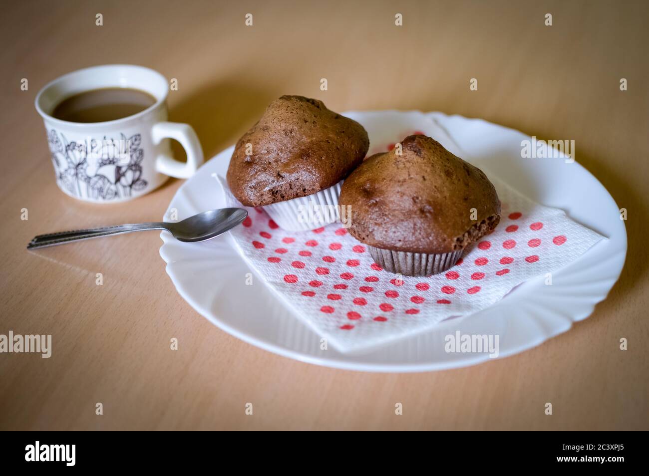 Muffins avec café sur une serviette à pois Banque D'Images