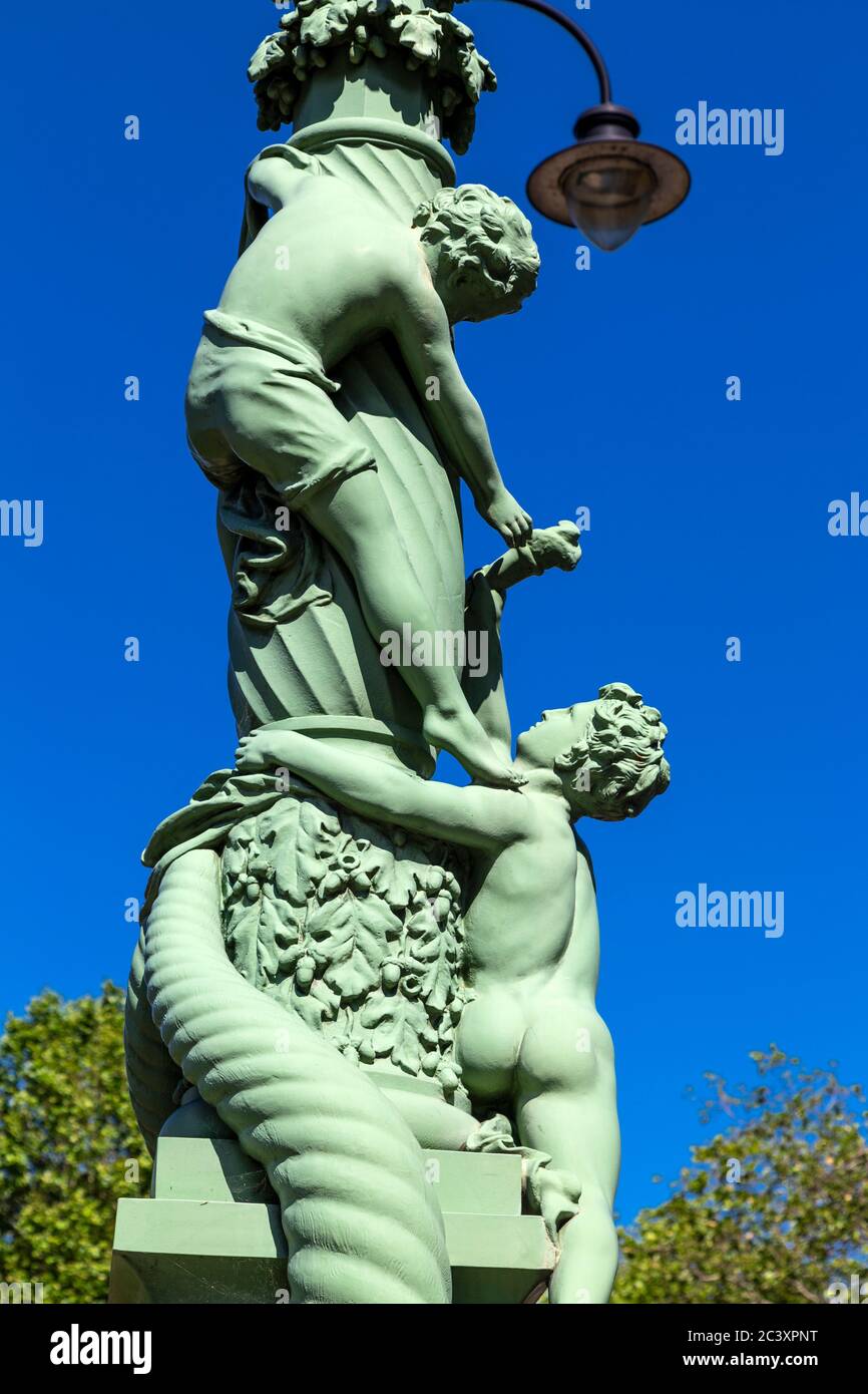 Chelsea Embankment poste de lampe de couleur verte victorienne par Timothy Butler pour célébrer la création du remblai en 1874, Londres, Royaume-Uni Banque D'Images