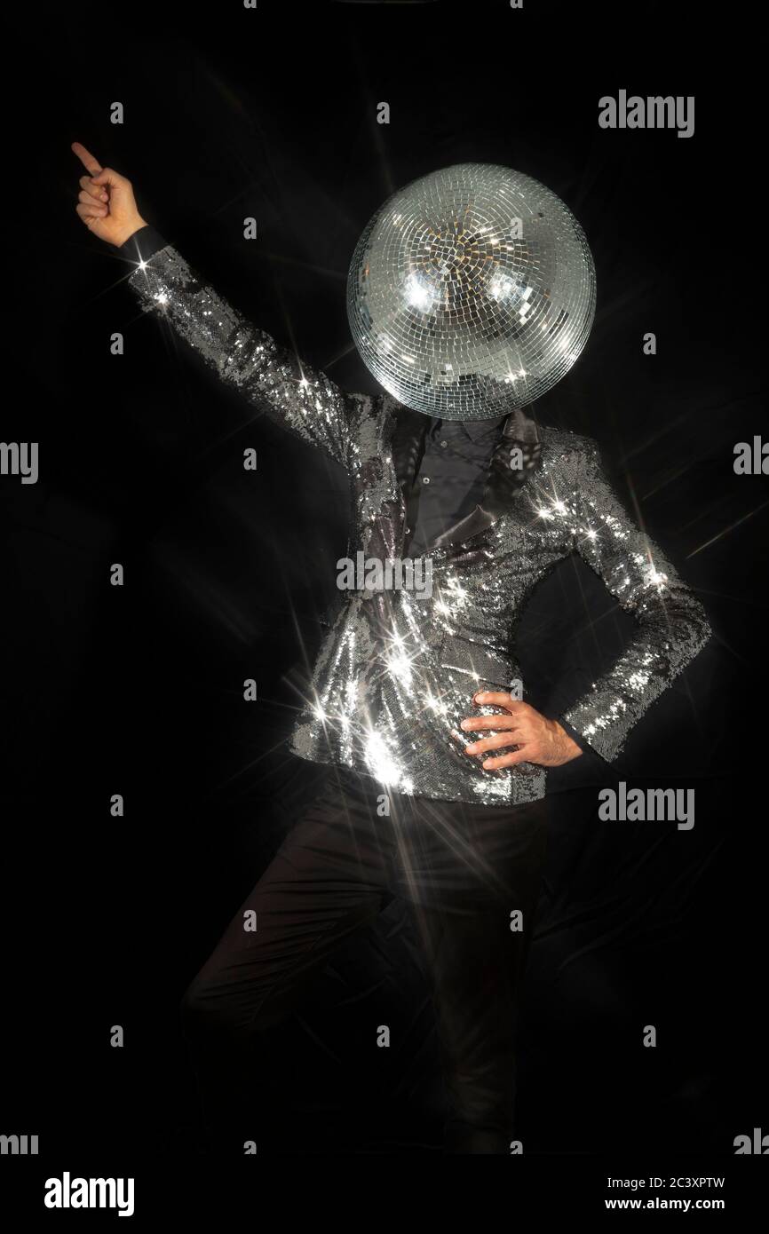 MR disco ball portant une veste de danse argentée Banque D'Images