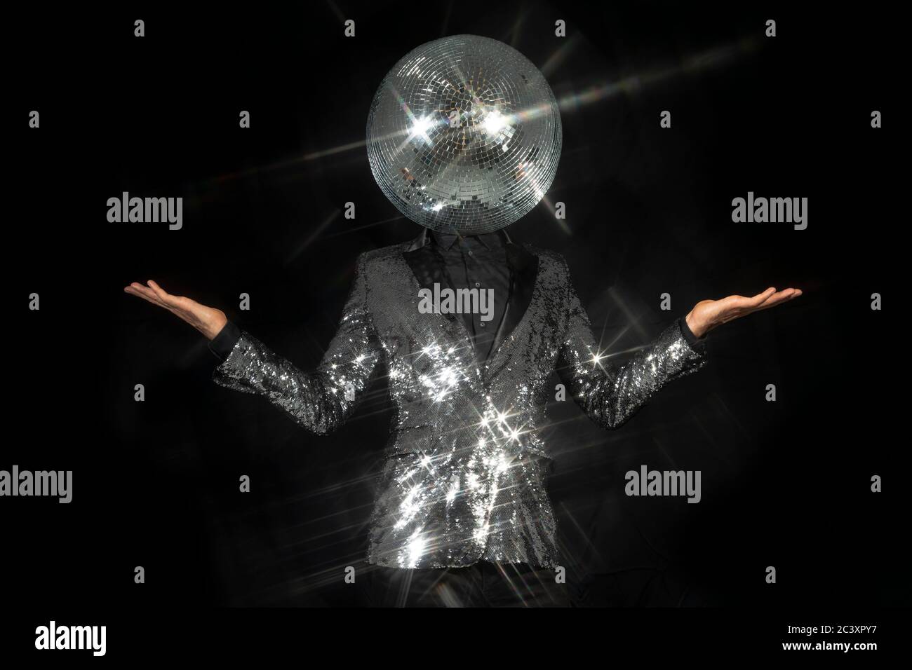 MR disco ball portant une veste de danse argentée Banque D'Images
