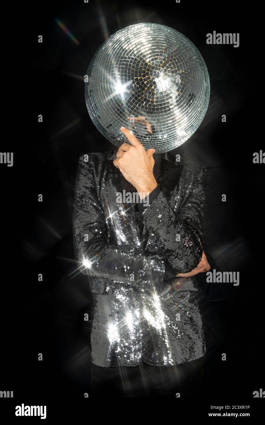 MR disco ball portant une veste de danse argentée Banque D'Images