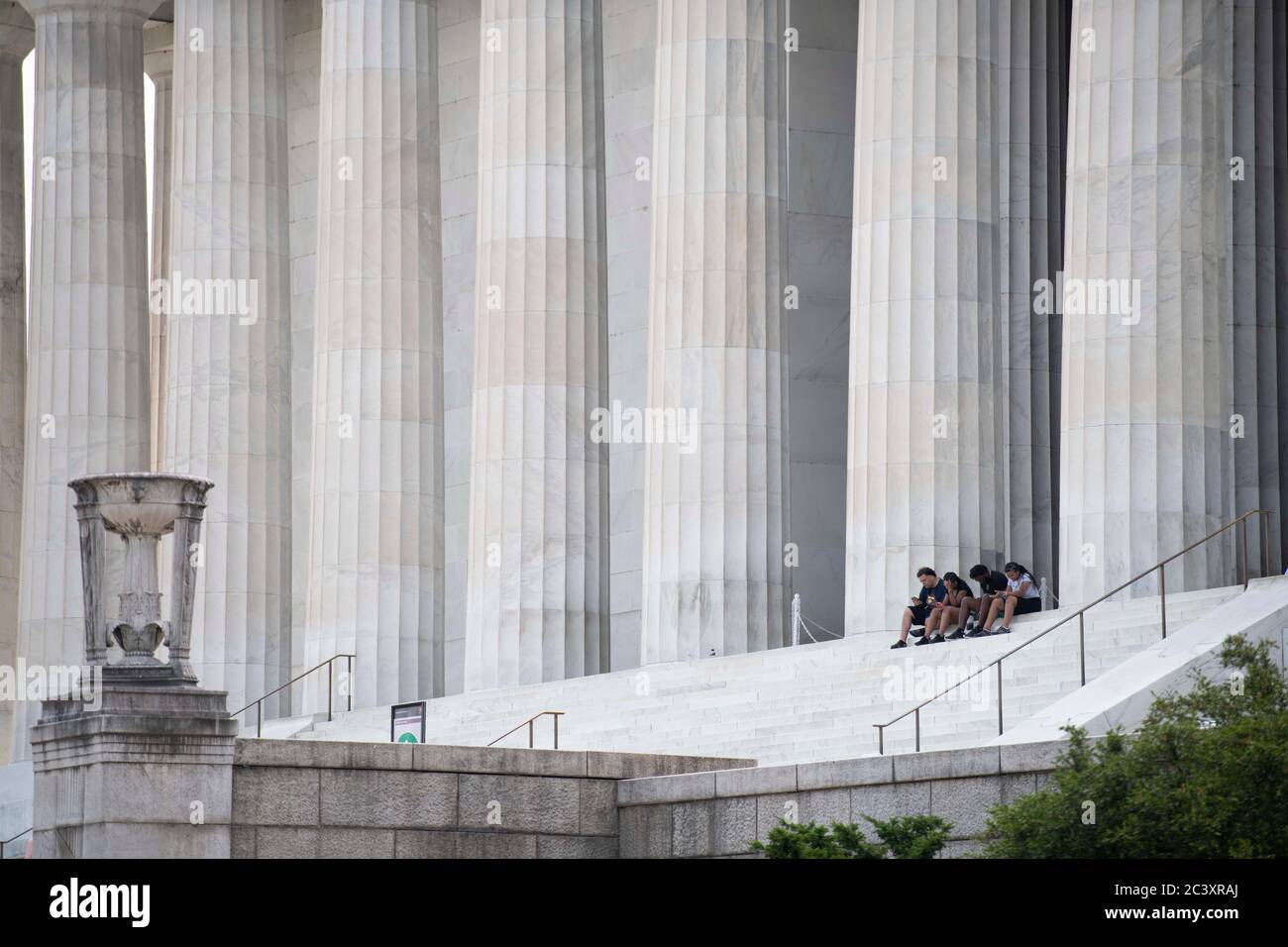 Washington, États-Unis. 22 juin 2020. Les gens sont assis sur les marches du Lincoln Memorial à Washington, DC, aux États-Unis, le 22 juin 2020. Les décès dus à la COVID-19 aux États-Unis ont dépassé les 120,000, lundi, avec près de 2.3 millions d'infections, tandis que les nouveaux cas continuent d'augmenter dans tout le pays pendant trois mois après la pandémie. Credit: Liu Jie/Xinhua/Alay Live News Banque D'Images