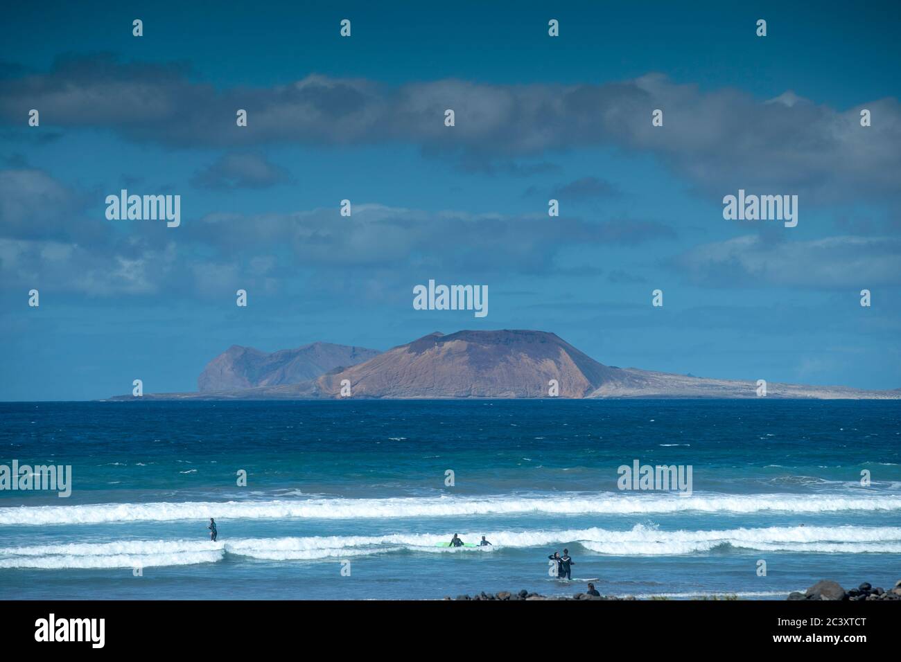La mer et la côte à Famara Beach, Lanzarote. Banque D'Images