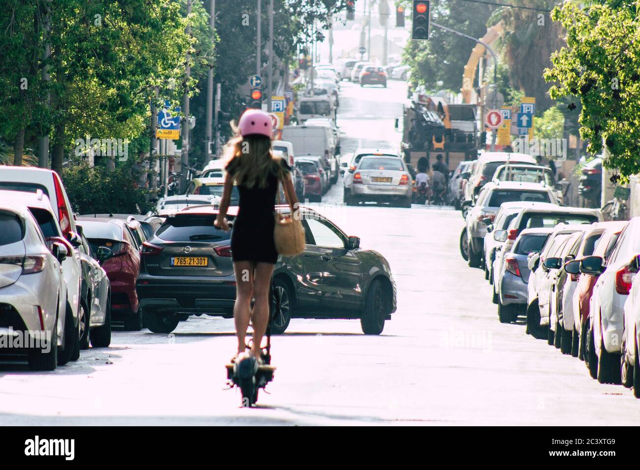 Tel Aviv Israël 9 août 2019 vue de personnes israéliennes inconnues roulant avec un scooter électrique dans les rues de tel Aviv dans l'après-midi Banque D'Images