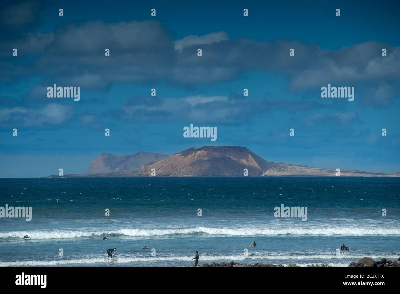 La mer et la côte à Famara Beach, Lanzarote. Banque D'Images