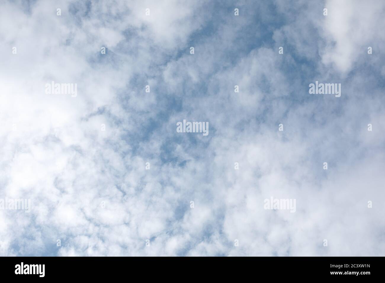 Doux doux doux doux doux nuages beaux sur un ciel bleu clair, situé aux bords du cadre et formant un cadre autour du centre avec un lieu pour le texte. Banque D'Images