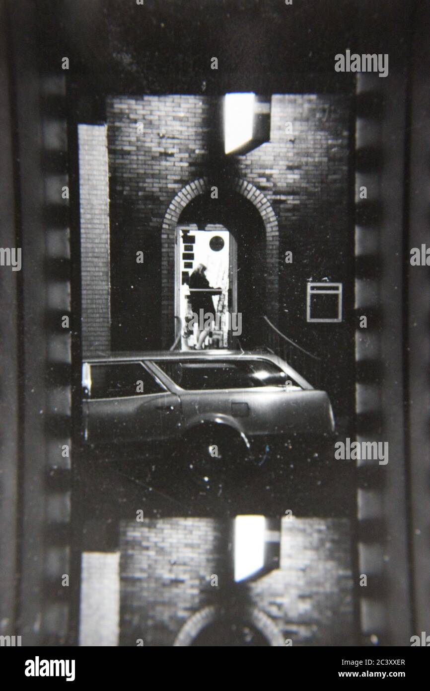 Fine 70s Vintage Contact Imprimer Noir Et Blanc Photographie D Une Femme Debout Dans La Porte De Sa Maison Urbaine De Rangee Photo Stock Alamy