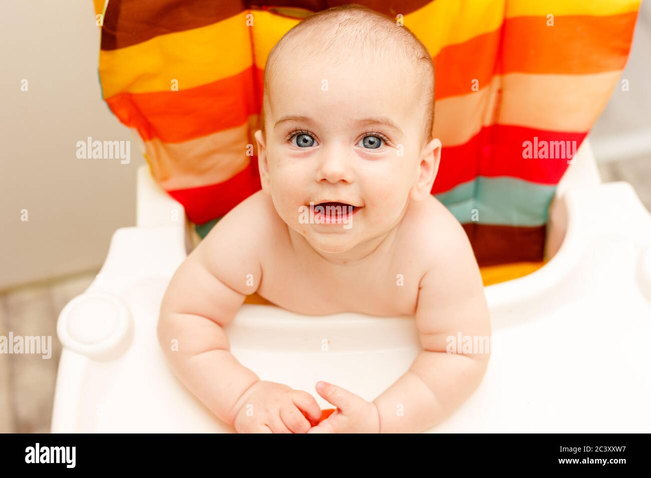 Magnifique Bebe Garcon Peau Blanche Mignon Bebe Garcon De Six Mois Dans Chaise Haute De Couleur Vue Du Dessus Photo Stock Alamy