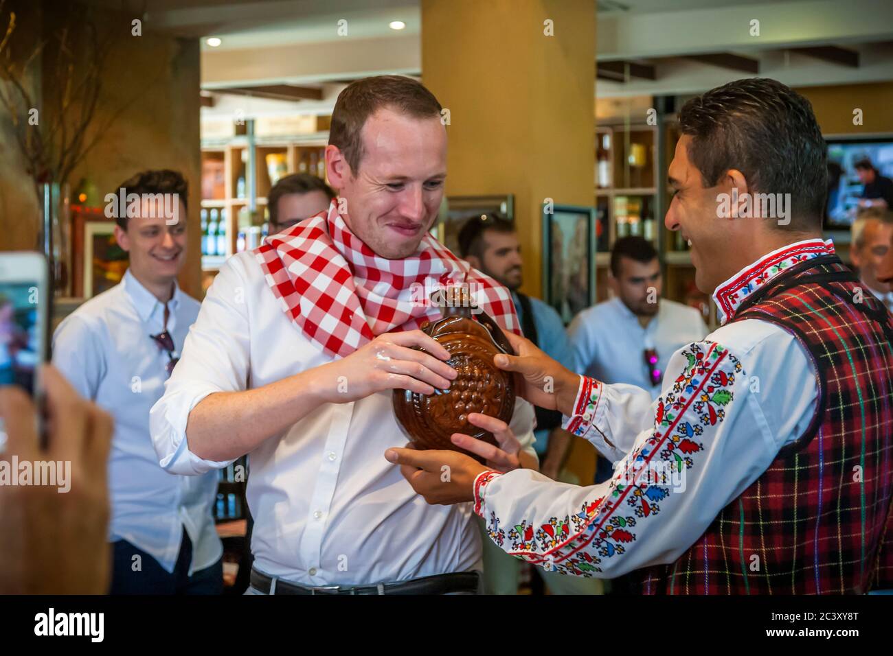 Mariage en Bulgarie. L'alcool à haute épreuve doit être bu tout au long de la journée Banque D'Images