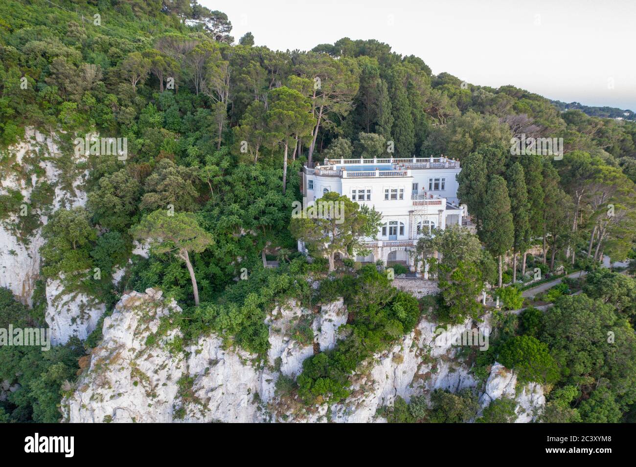 Vue aérienne de Villa Lysis / Fersen au coucher du soleil, submergée dans la végétation Banque D'Images