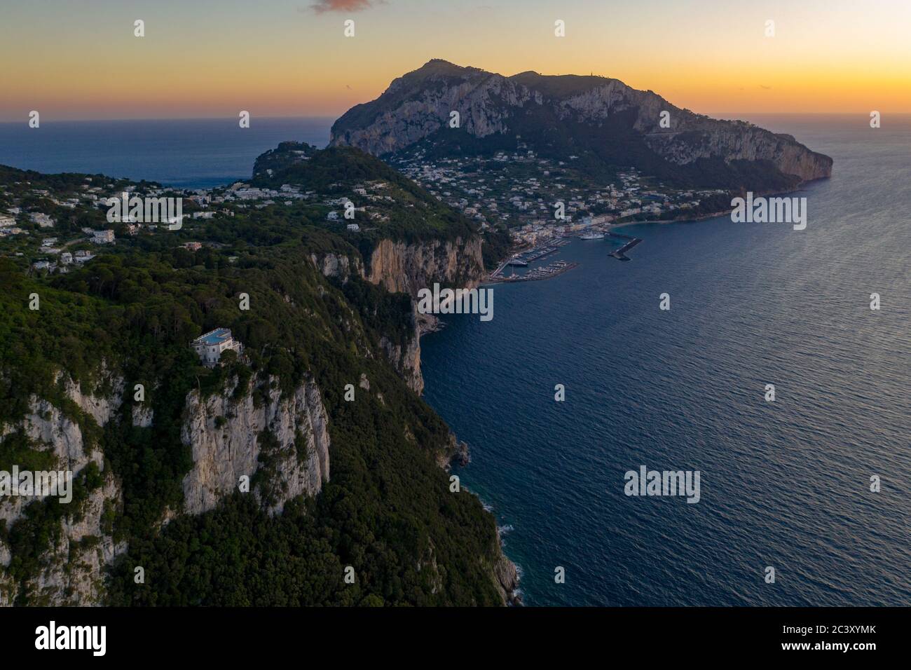 Vue aérienne de Villa Lysis / Fersen au coucher du soleil, l'île de capri et la marina grande derrière Banque D'Images