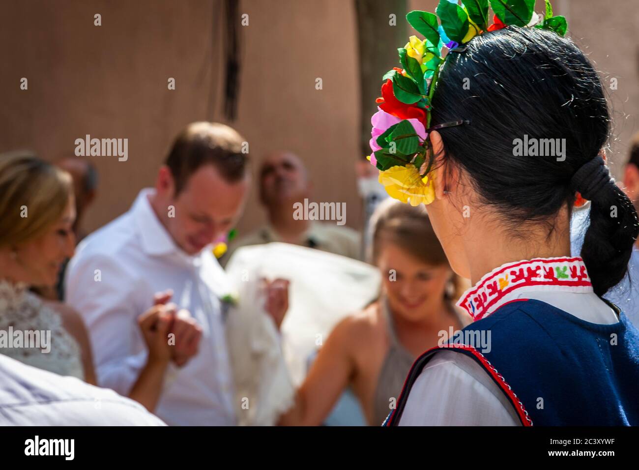 La danse se produit à tout moment lors d'un mariage bulgare Banque D'Images