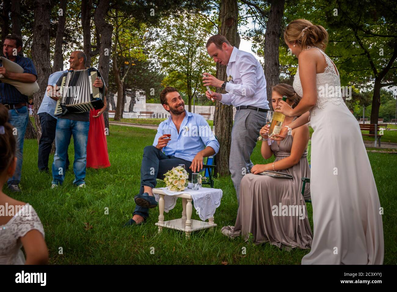 Mariage en Bulgarie. La mariée et le marié doivent servir leur meilleur homme et la meilleure femme d'honneur Banque D'Images