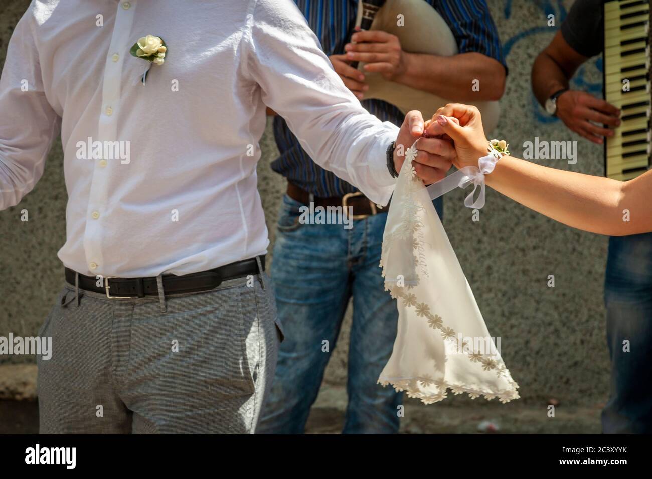 La danse se produit à tout moment lors d'un mariage bulgare Banque D'Images