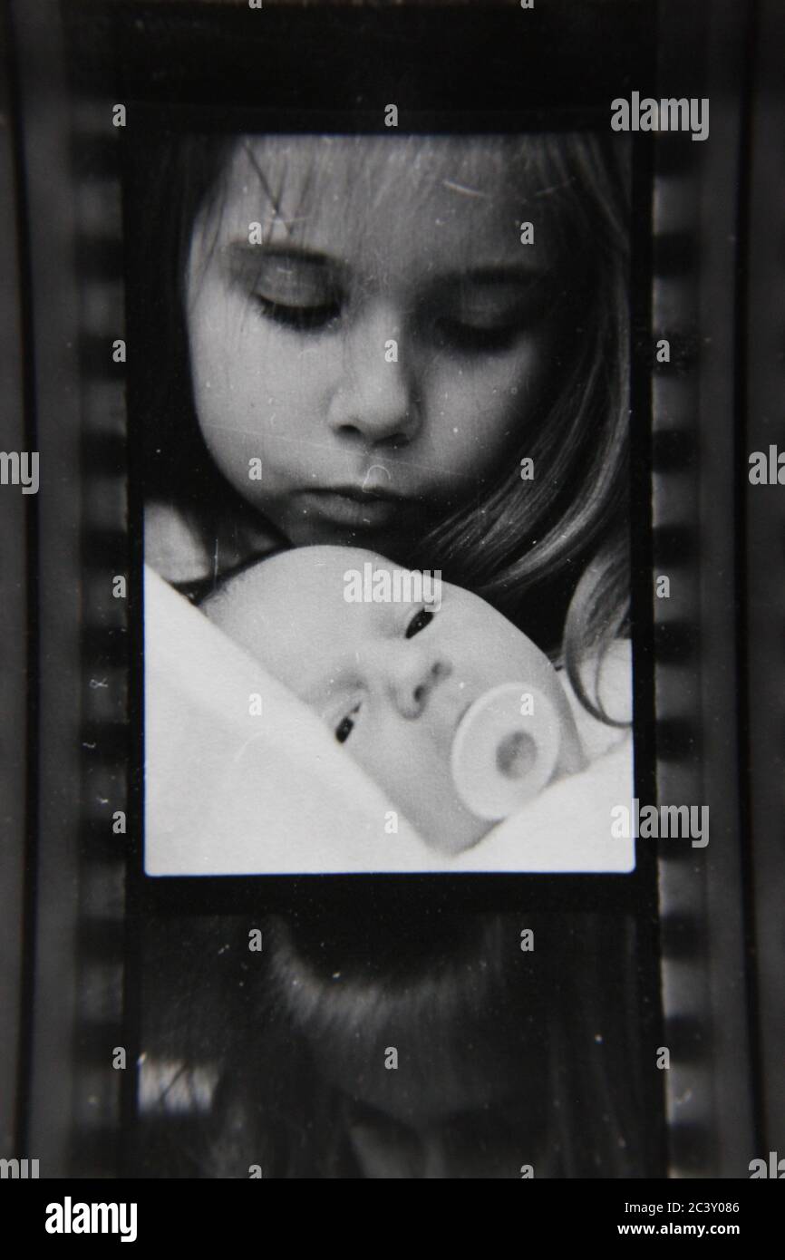 Fine 70s Vintage Contact Imprimer Photo Noir Et Blanc De La Premiere Reunion De Deux Freres Et Sœurs Photo Stock Alamy