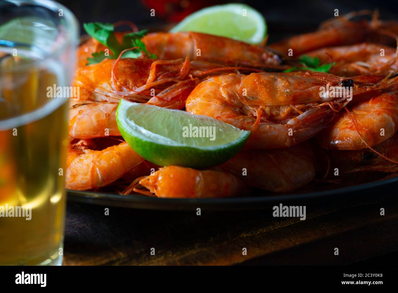 Crevettes dans un bar de plage local, Brésil Banque D'Images